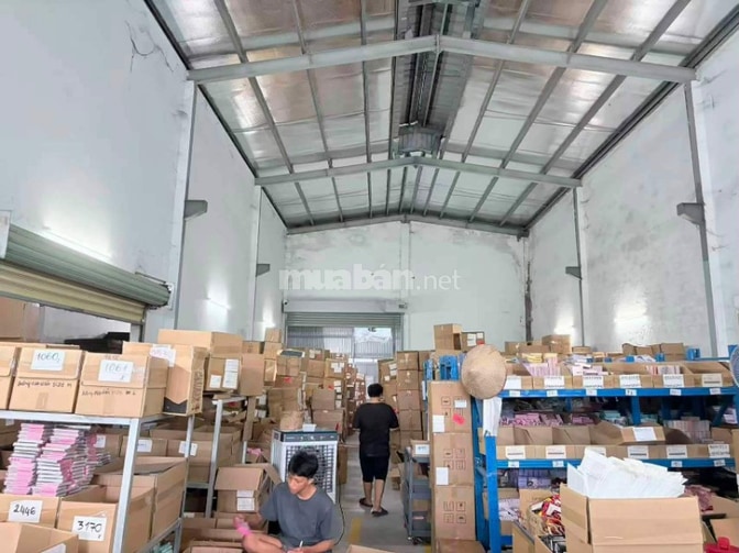 Đóng gói quà+ phân loại hàng cho shippe đi giao 