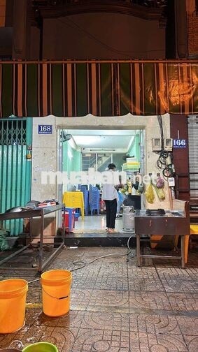 nhân viên phụ quán ốc