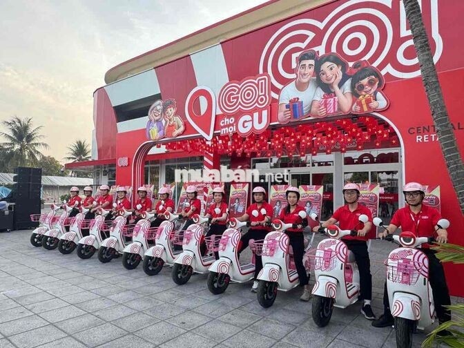 1 tài xế giao hàng xe máy cho siêu thị Go