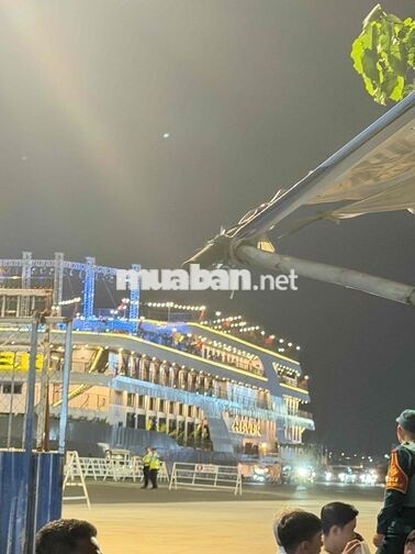 cần *** chảo chính phục vụ phụ bếp
