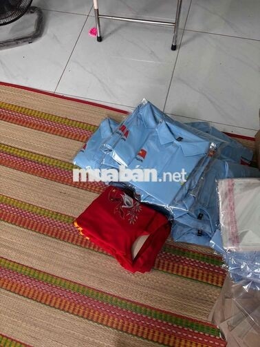 tuyển nữ gấp xếp quần áo