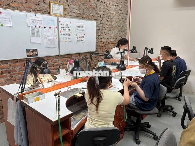 Tuyển dụng nhân công làm trang sức