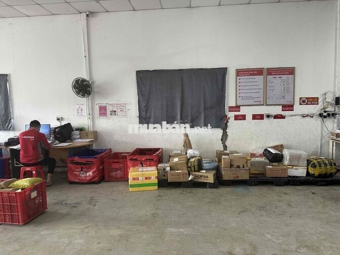 nhân viên shipper giao hàng COD
