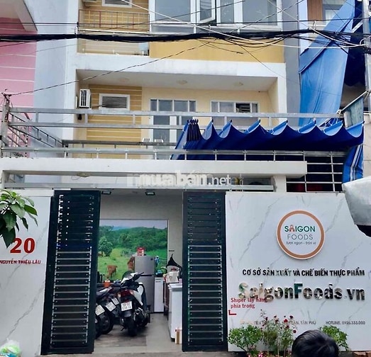 2 bạn nam làm thực phẩm & đóng gói