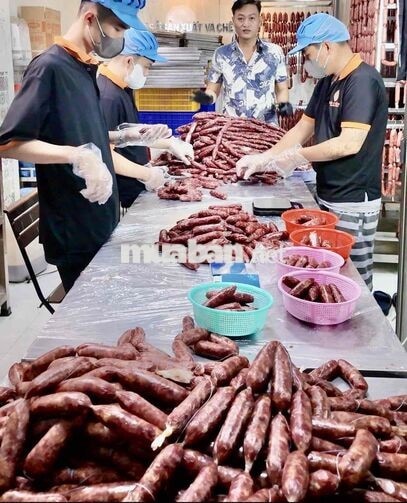 2 bạn nam làm thực phẩm & đóng gói