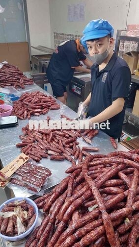 2 bạn nam làm thực phẩm & đóng gói