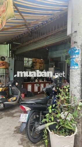 Cần nữ phụ bán thức ăn sáng!
