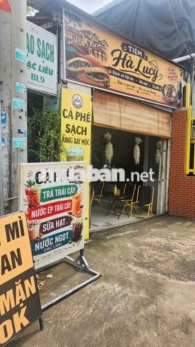 Cần nữ phụ bán thức ăn sáng!