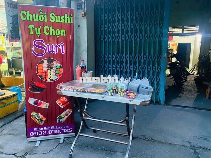Bán hàng trước cổng trường cho học sinh Tiểu học