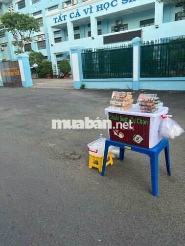 Bán hàng trước cổng trường cho học sinh Tiểu học