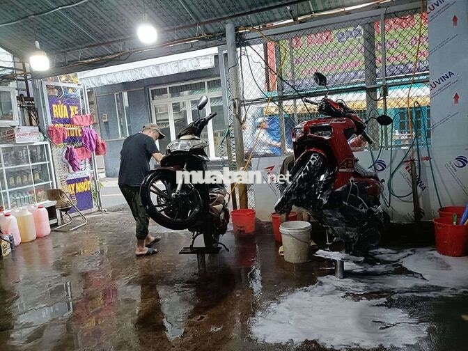 cần tuyển một bạn rửa xe máy 