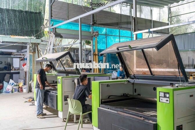 Thợ vận hành máy cắt laser mô hình kiến trúc