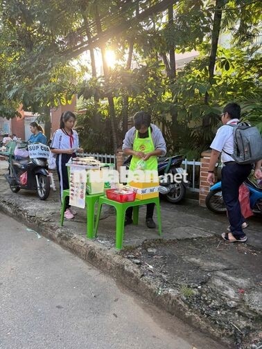Phụ bán thức ăn nhanh đã đóng gói sẵn buổi sáng