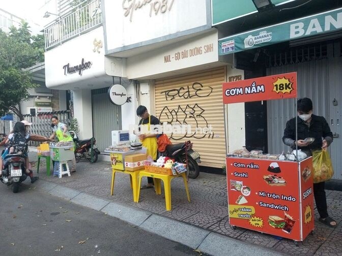 Bán cơm nắm buổi sáng 60k / 1 tiếng