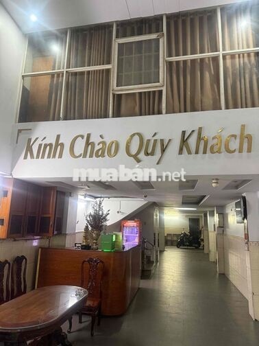 Tuyển nam lễ tân khách sạn