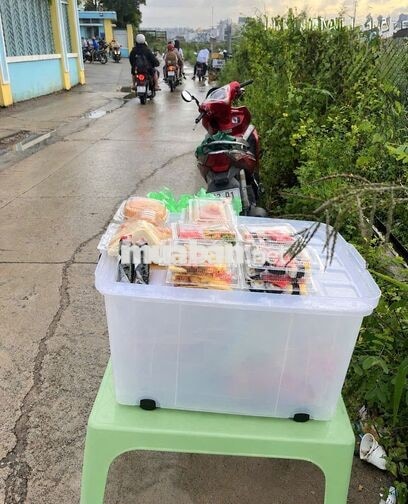 Cần bạn phụ bán đồ ăn sáng cho học sinh buổi sáng