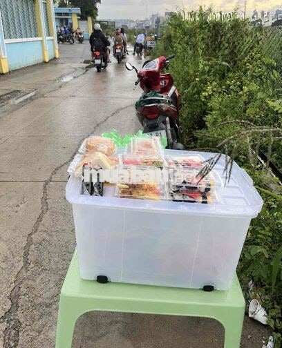 Bán sushi, cơm nắm trường học học 1 tiếng rưỡi