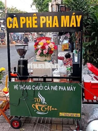 Tuyển Nữ bán cà phê máy buổi sáng 
