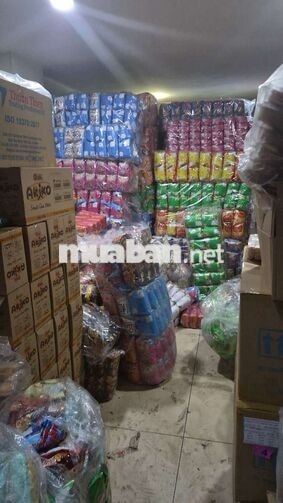nhân viên giao hàng xe máy + phụ kho