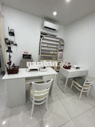 Tuyển 2 thợ nail, gội đầu