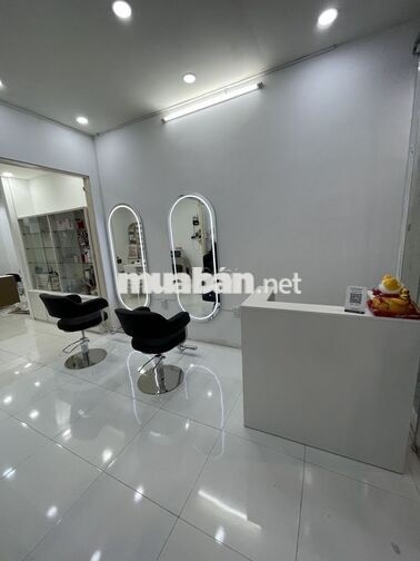 Tuyển 2 thợ nail, gội đầu