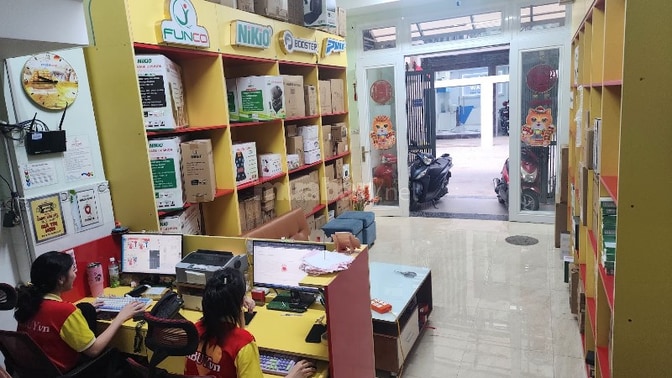 NHÂN VIÊN MẪU QUAY CHỤP VỚI SẢN PHẨM