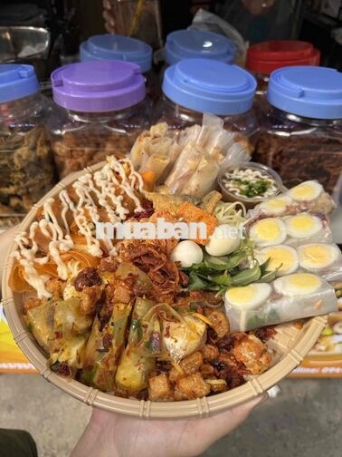 Tiệm bánh tráng trộn Quận 10 tìm đồng đội