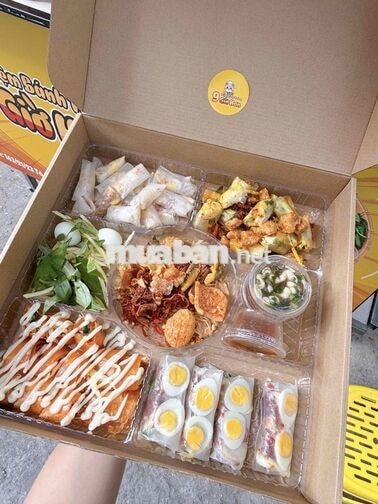 Tiệm bánh tráng trộn Quận 10 tìm đồng đội