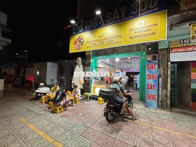 Tiệm bánh tráng trộn Quận 10 tìm đồng đội