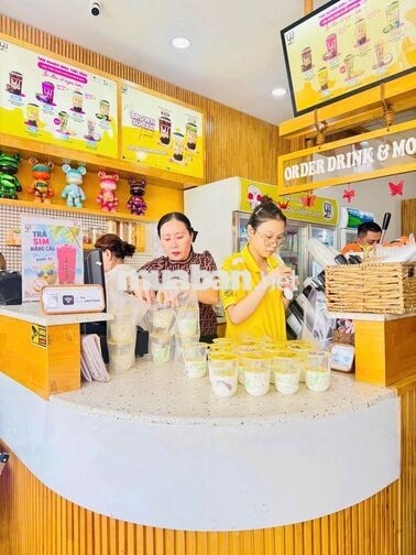NHÂN VIÊN PHỤC VỤ QUÁN TÀU HŨ TƯƠI SINGAPORE YUMMY