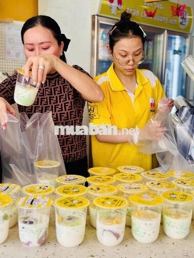 NHÂN VIÊN PHỤC VỤ QUÁN TÀU HŨ TƯƠI SINGAPORE YUMMY