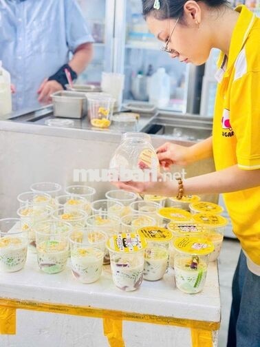 NHÂN VIÊN PHỤC VỤ QUÁN TÀU HŨ TƯƠI SINGAPORE YUMMY